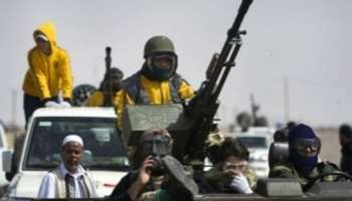 Des insurgés libyens quittent Ajdabiya pour se rendre sur la ligne de front, le 6 avril 2011. © AFP
