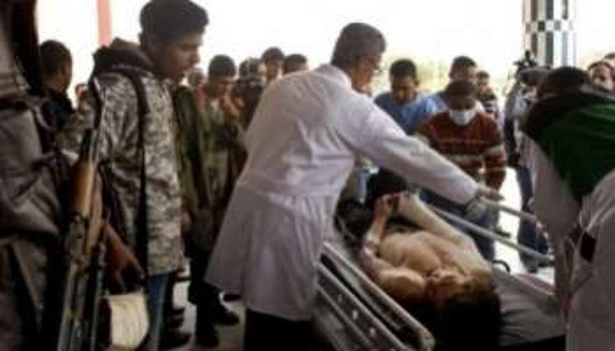 Un insurgé libyen à son arrivée dans un hôpital d’Ajdabiya, le 7 avril 2011. © AFP