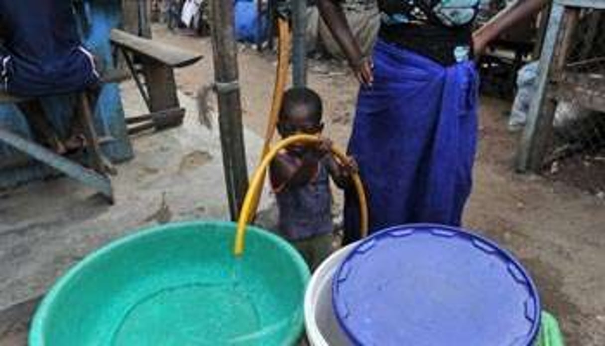 Une Ivoirienne en quête d’eau potable, le 7 avril 2011 à Abidjan. © AFP