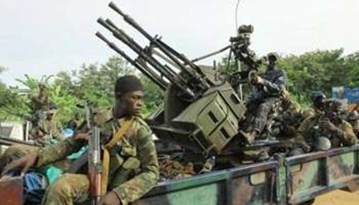 Des combattants pro-Ouattara attendent de donner l’assaut final, près de l’hôtel du Golf, le 5 avr © AFP