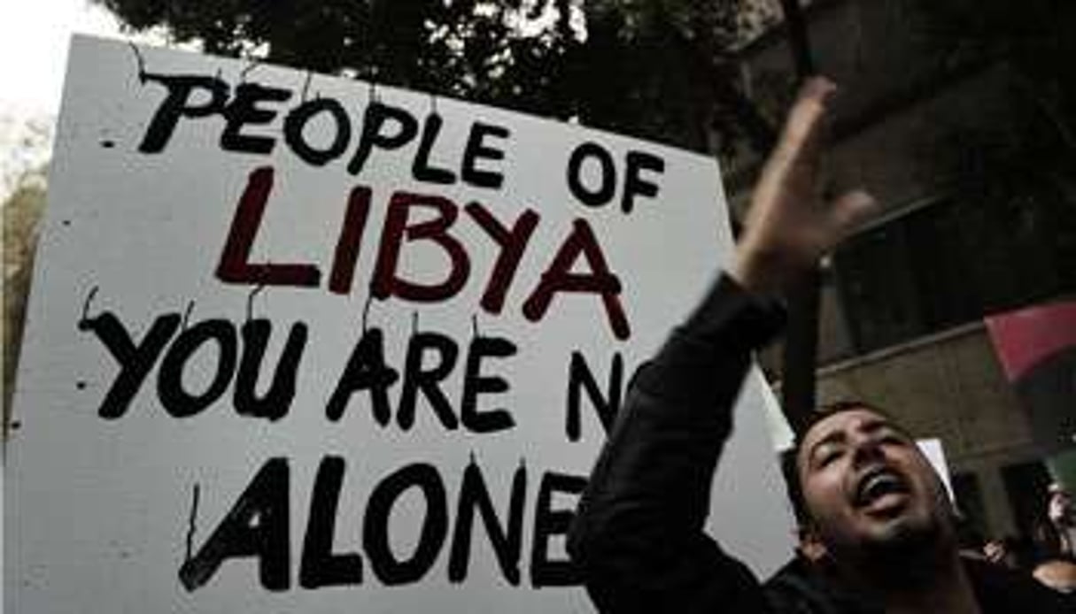 Manifestation de soutien aux insurgés, devant l’ambassade de Libye, au Caire, le 20 février. © Gianluigi Guercia/AFP