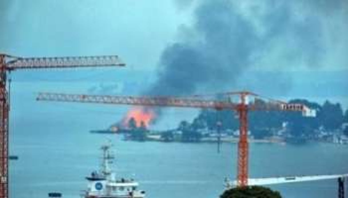 Incendie sur la base navale contrôlée par les forces de Gbagbo, le 10 avril 2001 à Abidjan. © AFP