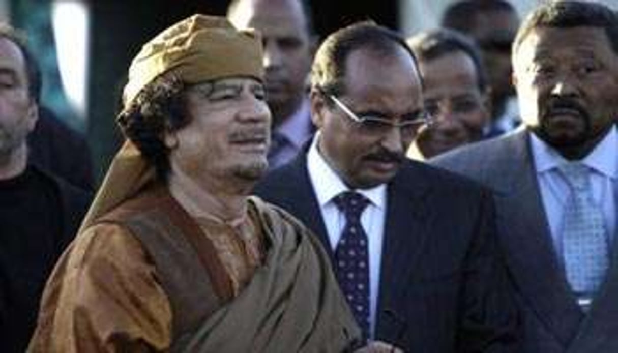 Kaddafi au milieu des membres de la délégation de l’Union africaines le 10 avril 2011 à Tripoli. © AFP