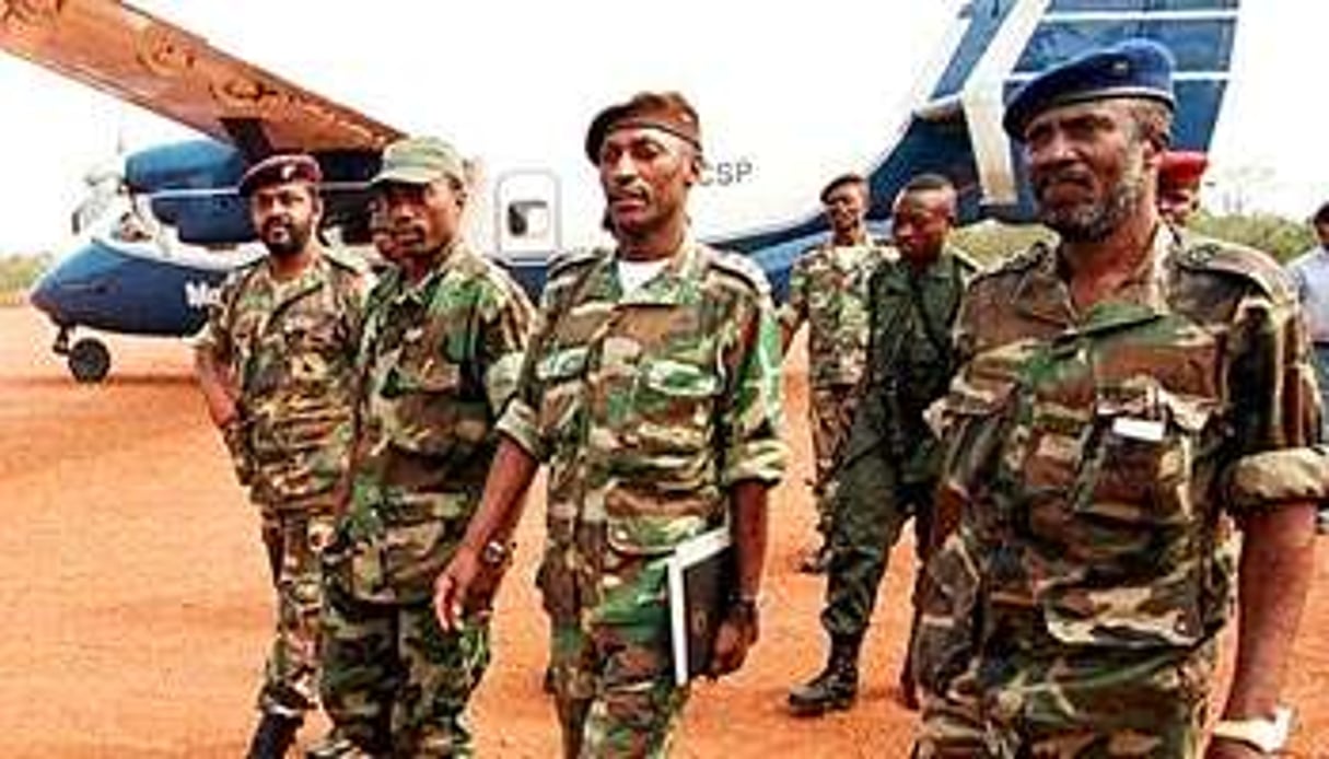 Joseph Kabila (2e à g.) et Faustin Munene (à dr.) en août 1998, à Matadi. © Issouf Sanogo/AFP