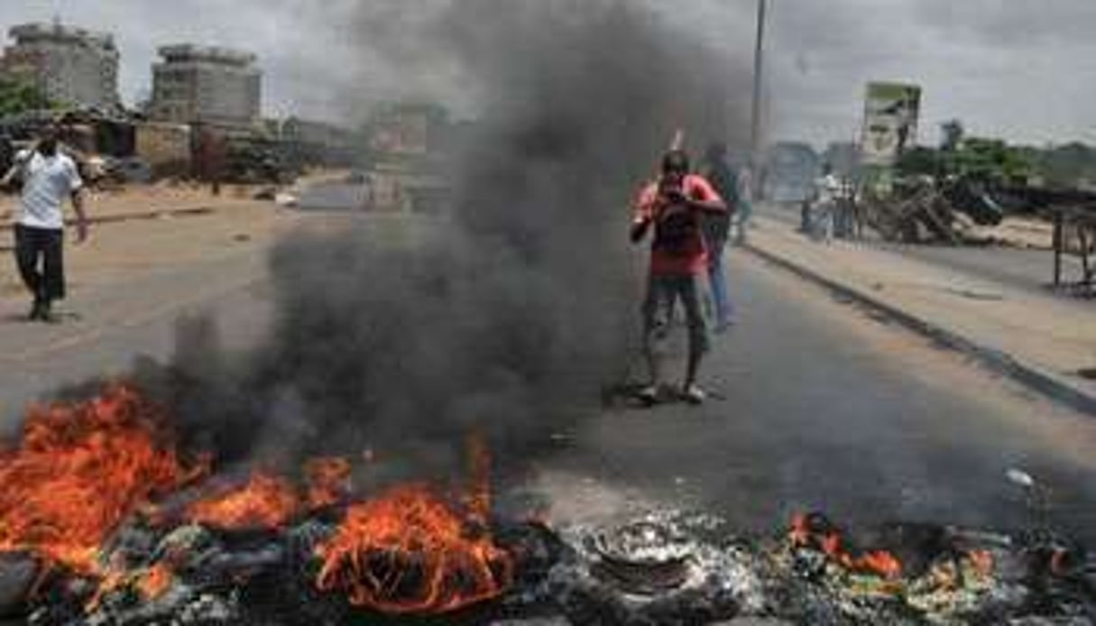 Barrage de pneus brûlés dressé par des habitants du quartier d’Abobo à Abidjan. © AFP