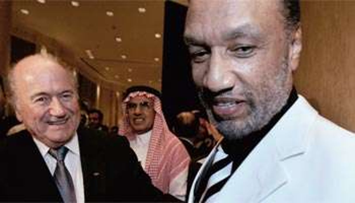 Joseph Blatter (à g.) et Mohamed Bin Hammam, en mai 2009, à Kuala Lumpur. © Sipa