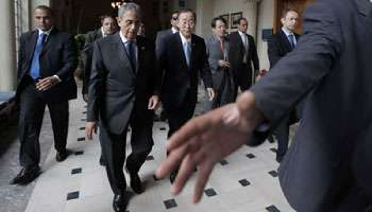 Amr Moussa et Ban Ki-moon au siège de la Ligue arabe, le 21 mars, au Caire. © Nasser Nasser/AP Photo