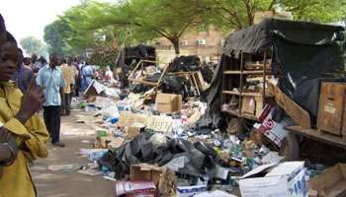 Le marché de Ouagadougou après son pillage le 16 avril 2011 par des militaires. © AFP