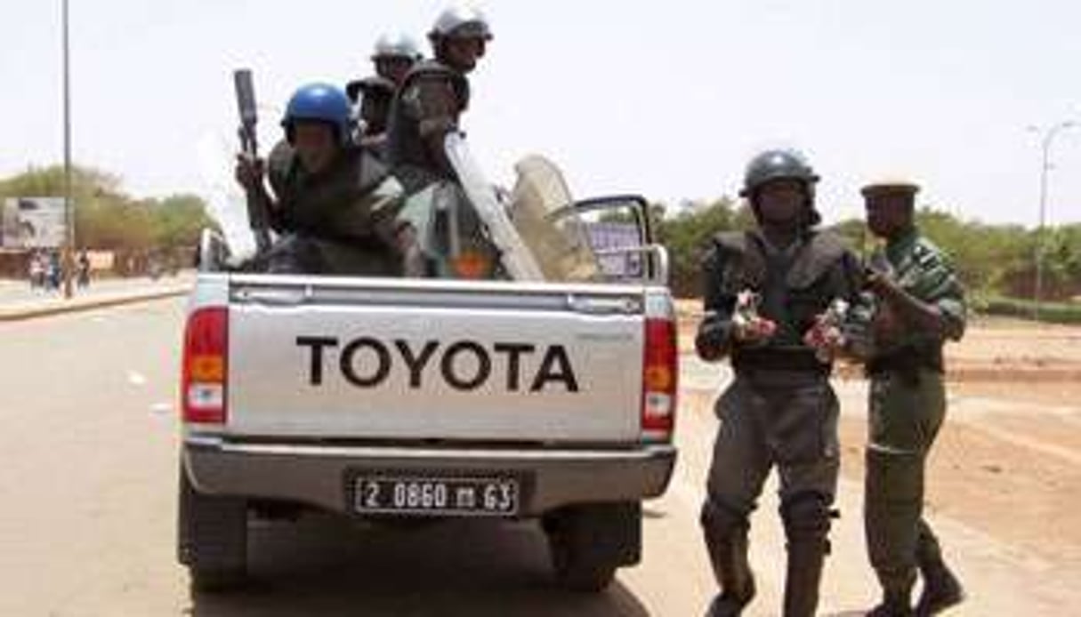 Des policiers anti-émeute se préparent avant une manifestation à Ouagadougou, le 16 avril. © AFP