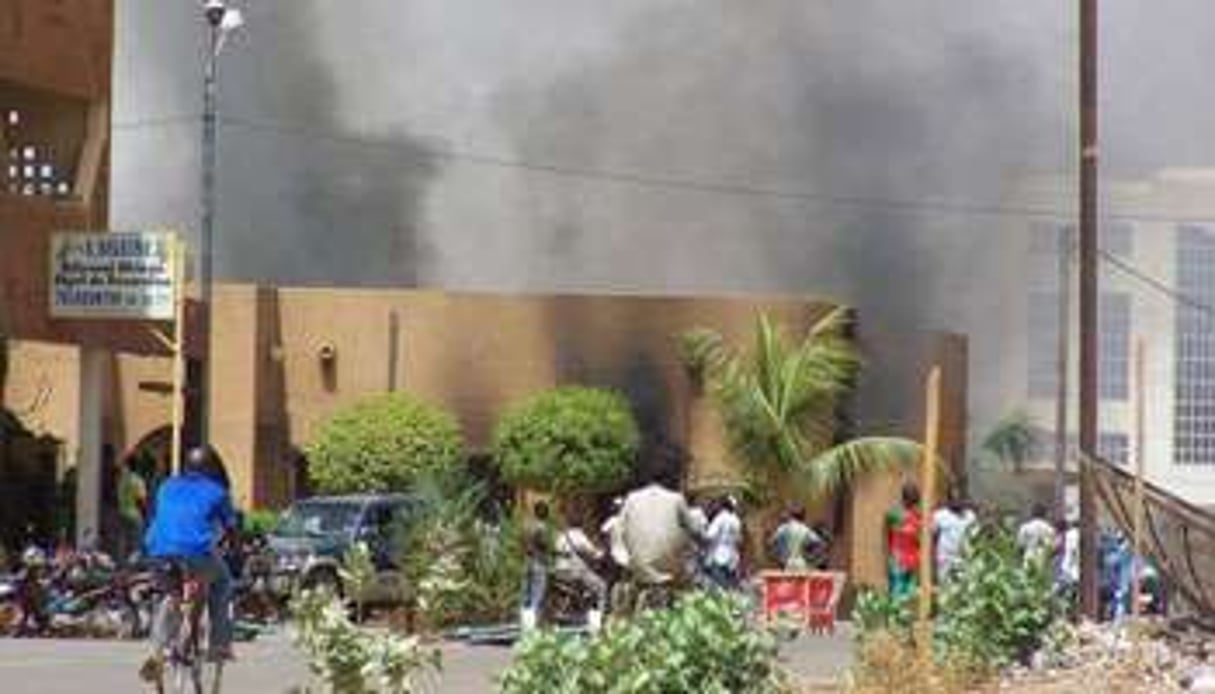 Le siège du parti au pouvoir le CDP, incendié le 16 avril 2011 à Ouagadougou. © AFP