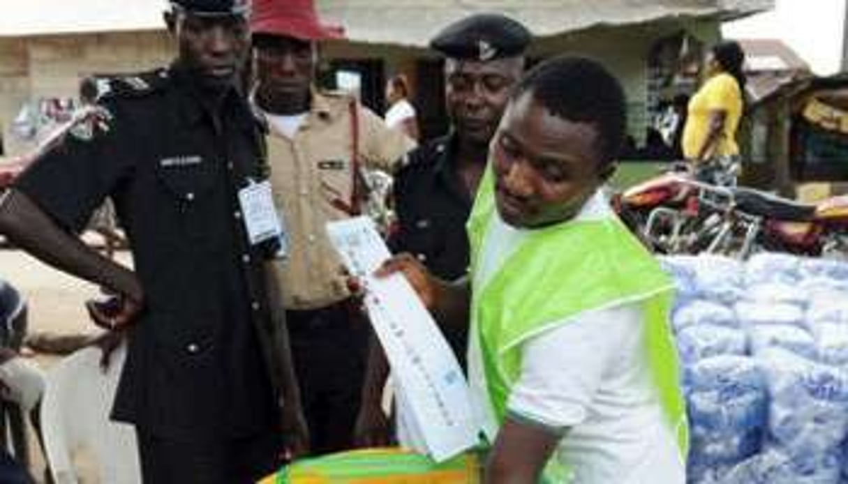 Dépouillement des bulletins de vote le 16 avril 2011 à Yenagoa. © AFP