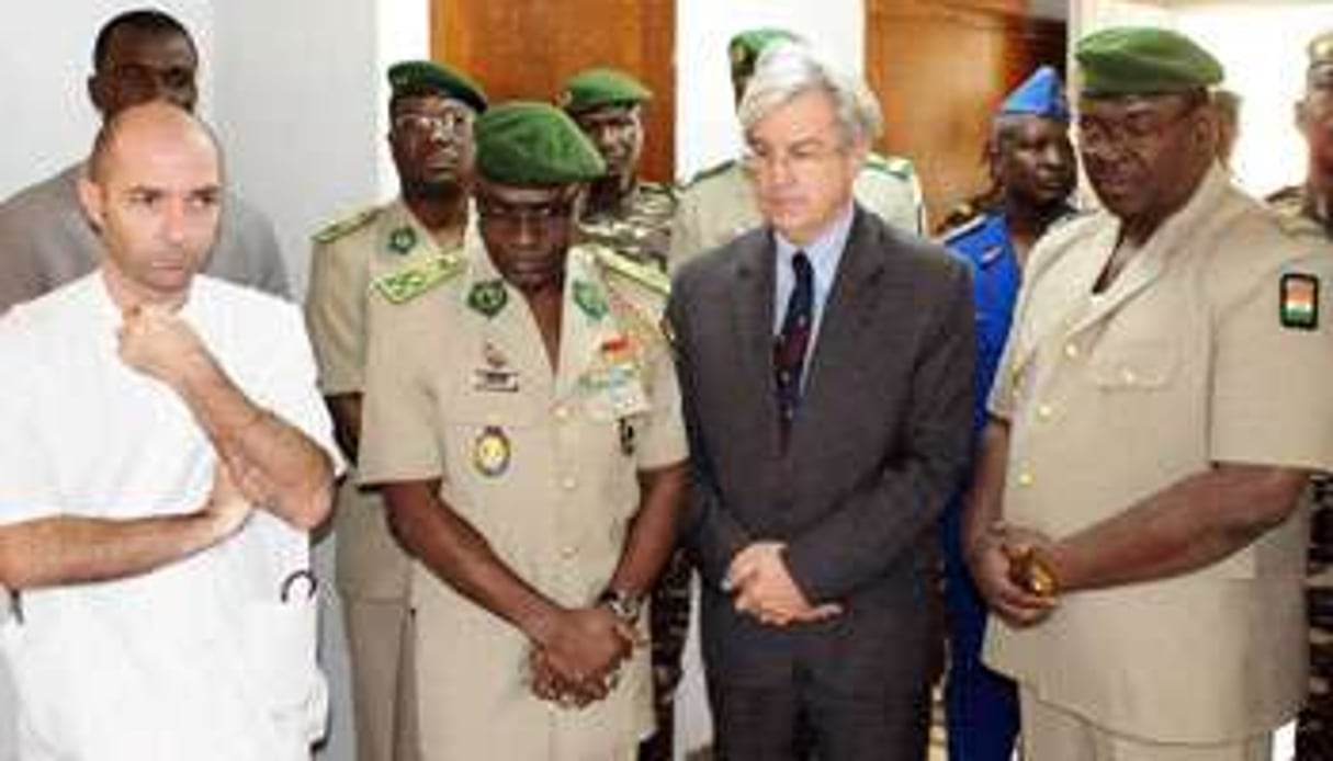 Le général Djibo et l’ambassadeur de France Alain Holleville, le 8 janvier à Niamey. © Boureima Hama/AFP