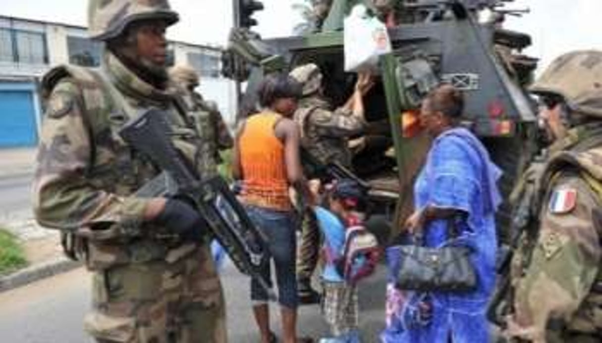 Des civils évacués le 9 avril 2011 par des soldats français de la Licorne, à Abidjan. © AFP