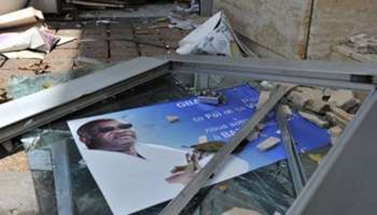 Affiche électorale dans la résidence de Laurent Gbagbo détruite. © AFP