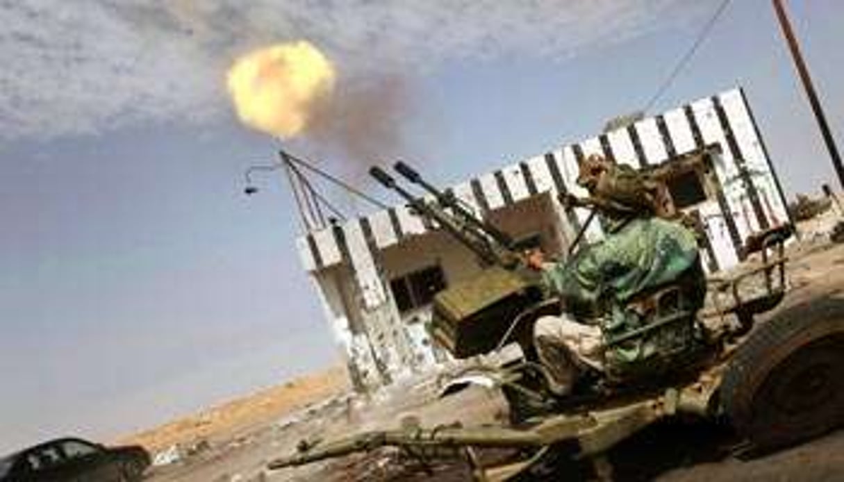 Tirs à la mitrailleuse antiaérienne contre des chasseurs de l’armée loyaliste, le 29 mars. © Mahmud Hams/AFP