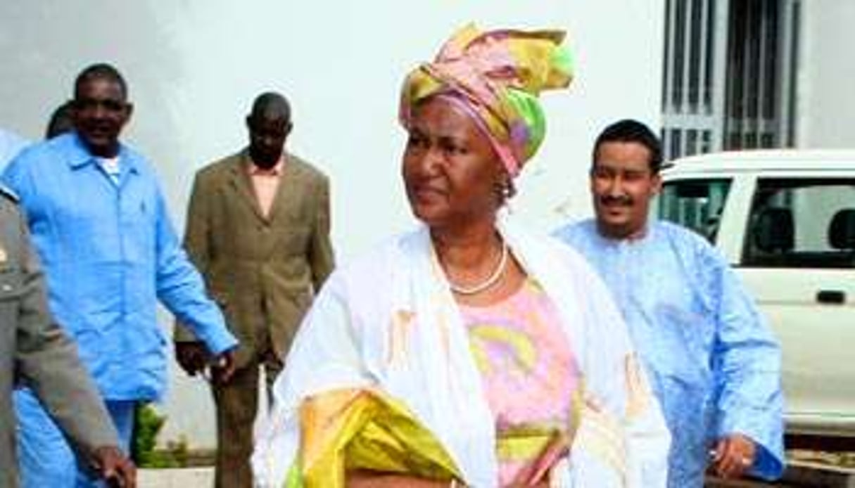 Mariam Kaidama Sidibé devant la primature, à Bamako le 4 avril. © Emmanuel Daou Bakary