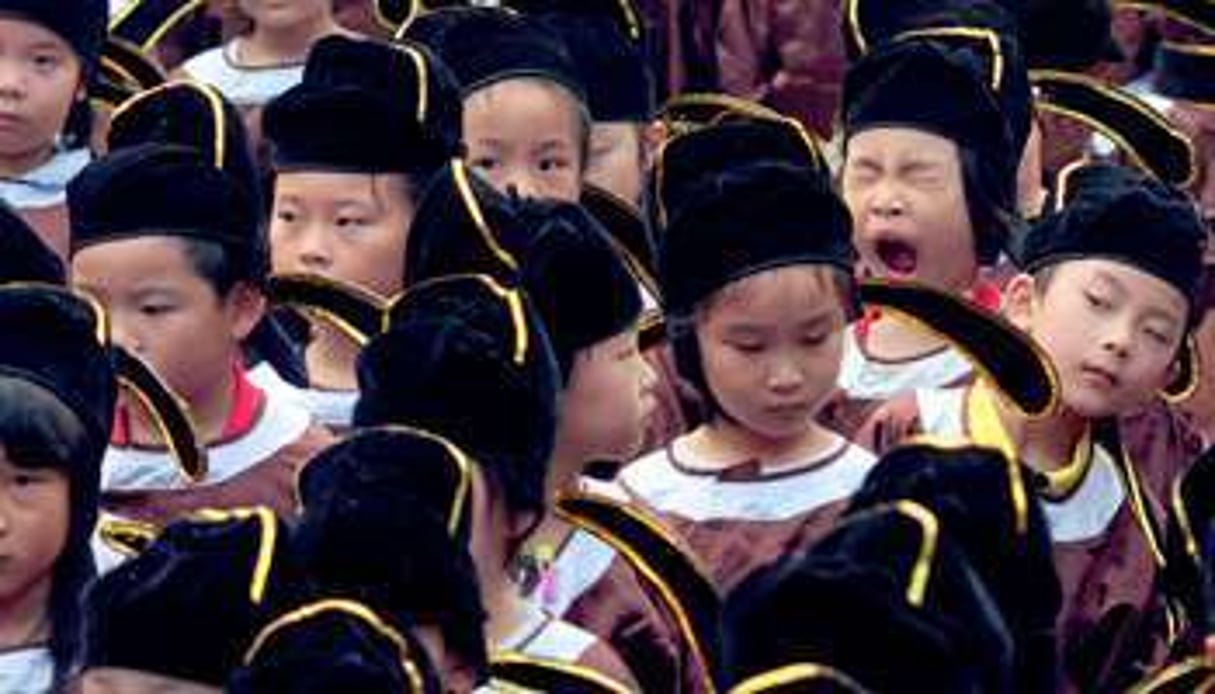 Écoliers en costume traditionnel, dans un temple confucéen à Nanjing. © Reuters