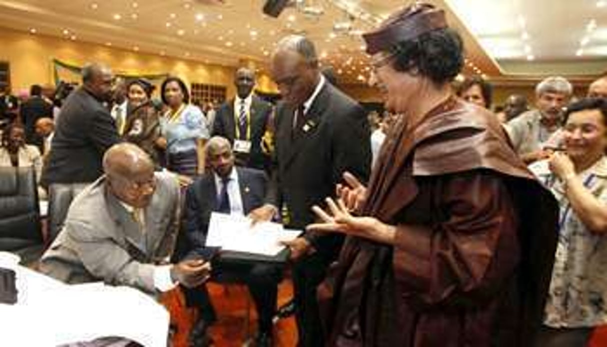 Yoweri Museveni (en gris) et Mouammar Kaddafi, à Kampala en 2010. © AFP