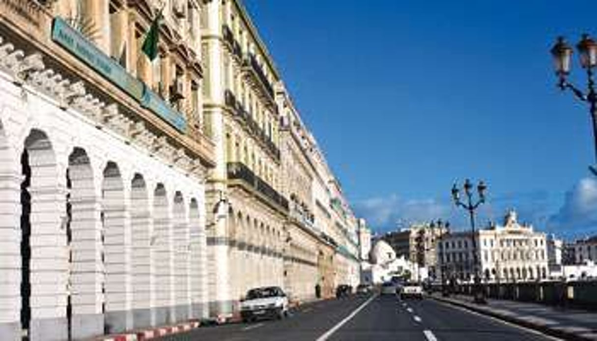 Dans le centre, sur le front de mer, les façades soignées du boulevard Zirout-Youcef. © Omar Sefouane pour J.A.