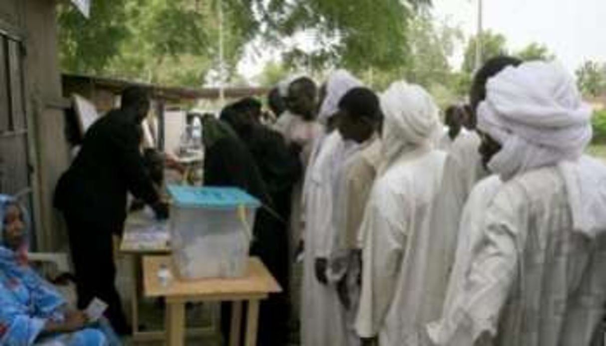 Des personnes font la queue à N’Djamena pour voter, le 25 avril 2011. © AFP