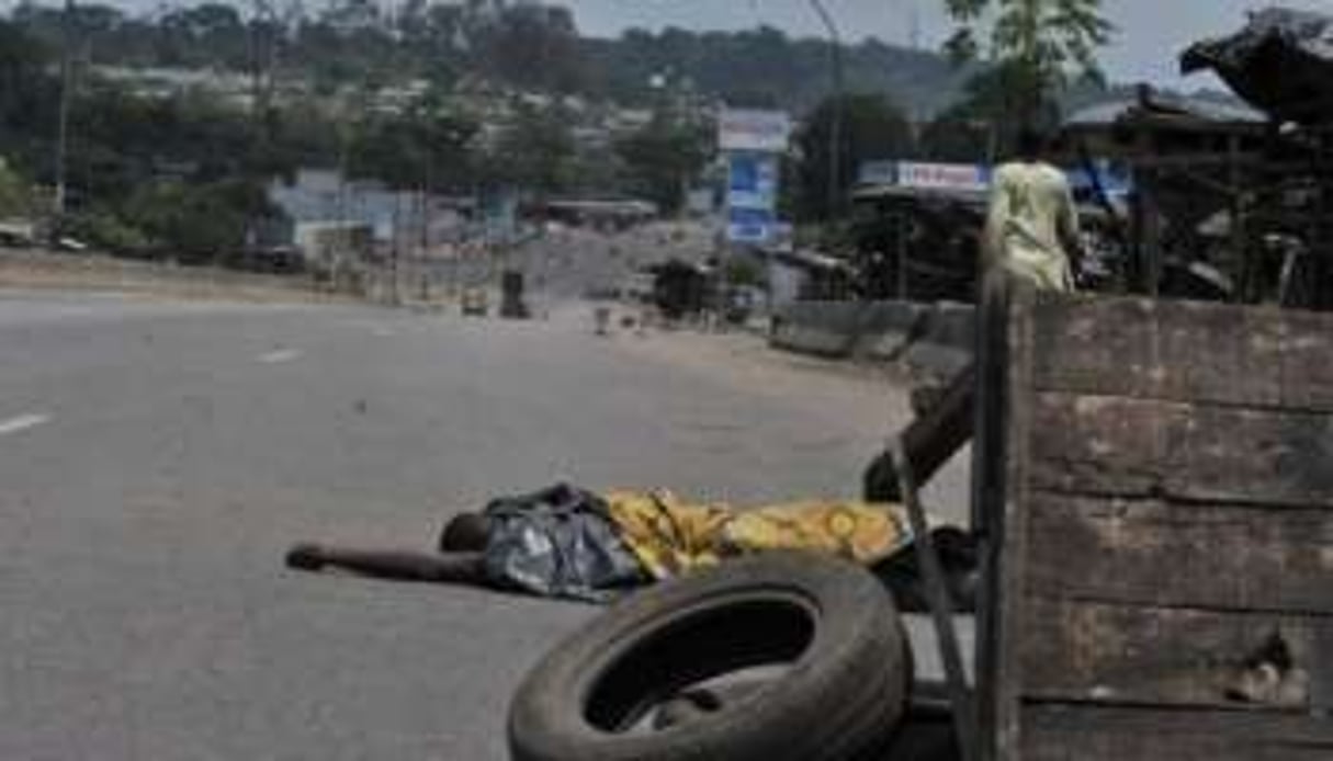 Un homme tué par balles à Abidjan, le 15 mars 2011. © AFP