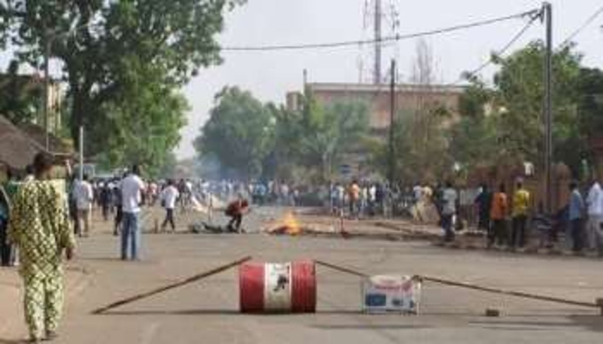 Pneus brûlés et barrages lors d’une manifestation, le 16 avril 2011 à Ouagadougou. © AFP