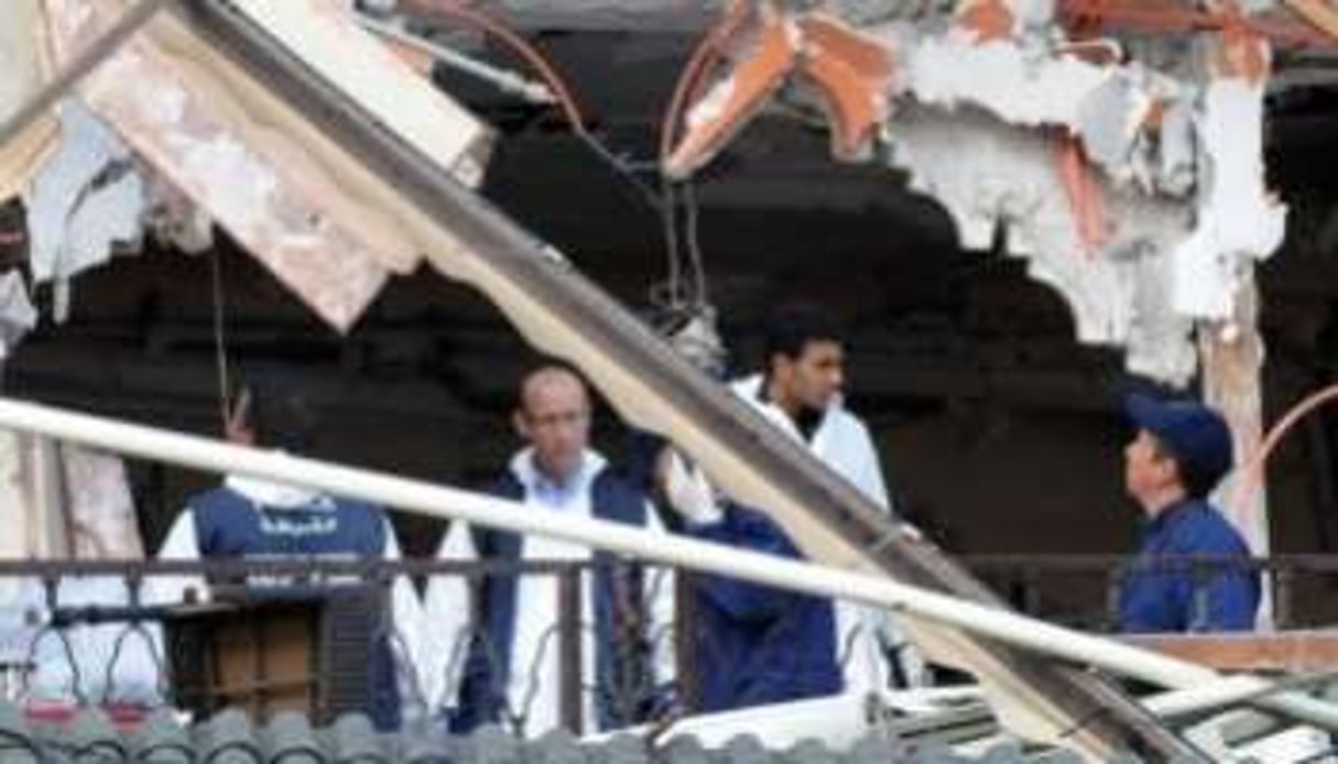 Des secours sur le lieu de l’attentat, au café Argana, à Marrakech le 28 avril 2011. © AFP