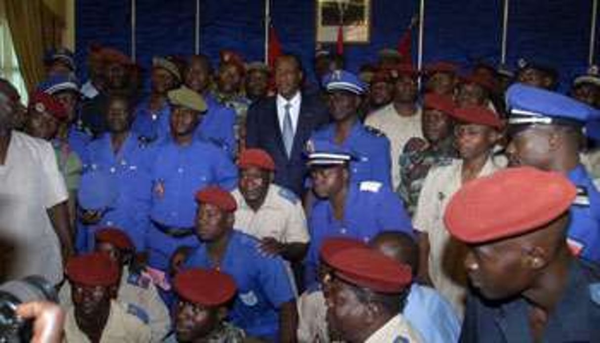 Le président burkinabè Blaise Compaoré avec des officiers de l’armée le 29 avril. © AFP