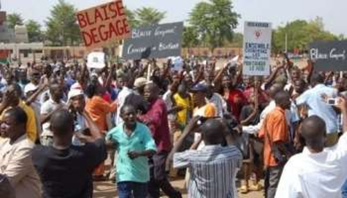 Des manifestants exigent le départ du président Blaise Compaoré à Ouagadougou le 30 avril 2011. © AFP