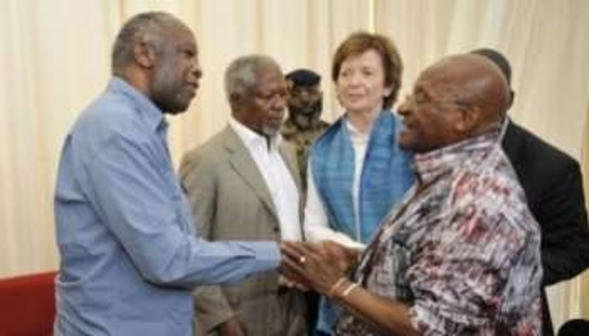 Laurent Gbagbo (G) avec Mgr Desmond Tutu (D), Mary Robinson et Kofi Annan le 2 mai 2011 à Korhogo. © AFP