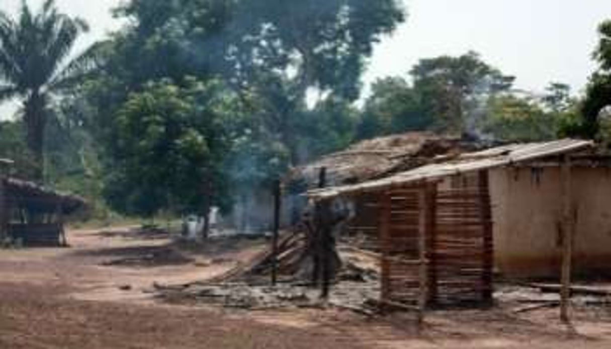 Maisons brûlées à Duékoué après les combats entre pro-Gbagbo et pro-Ouattara, le 29 mars 2011. © AFP