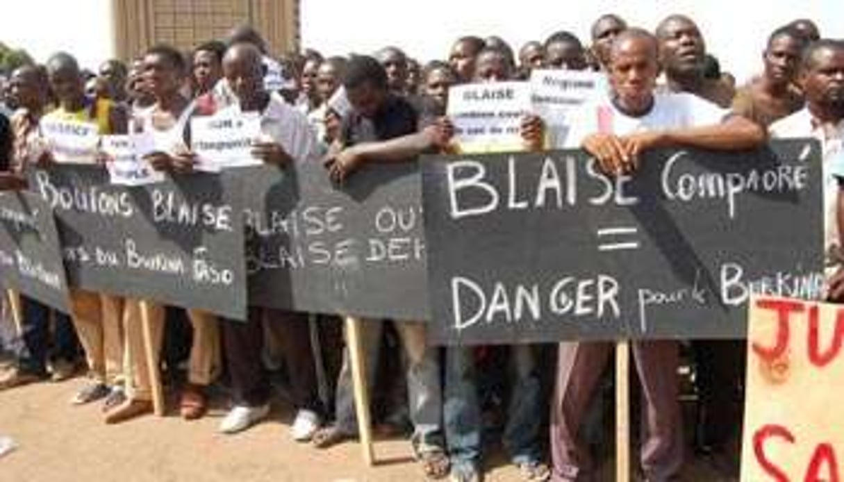 Des partisans de l’opposition burkinabè manifestent, le 30 avril 2011 à Ouagadougou. © AFP