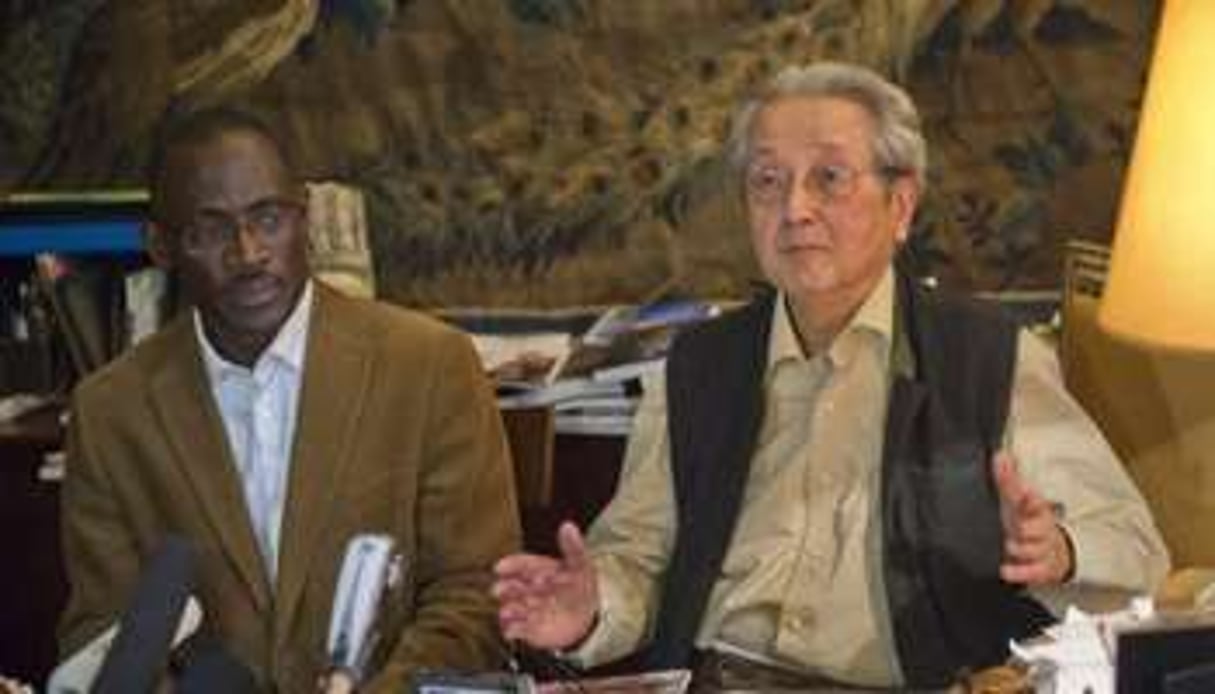 Jacques Vergès (à dr.), le 3 avril à Paris avec un conseiller de Laurent Gbagbo. © AFP
