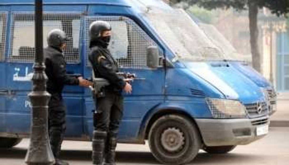 Des policiers anti-émeutes tunisiens lors d’une manifestation, le 18 janvier 2011 à Tunis. © AFP