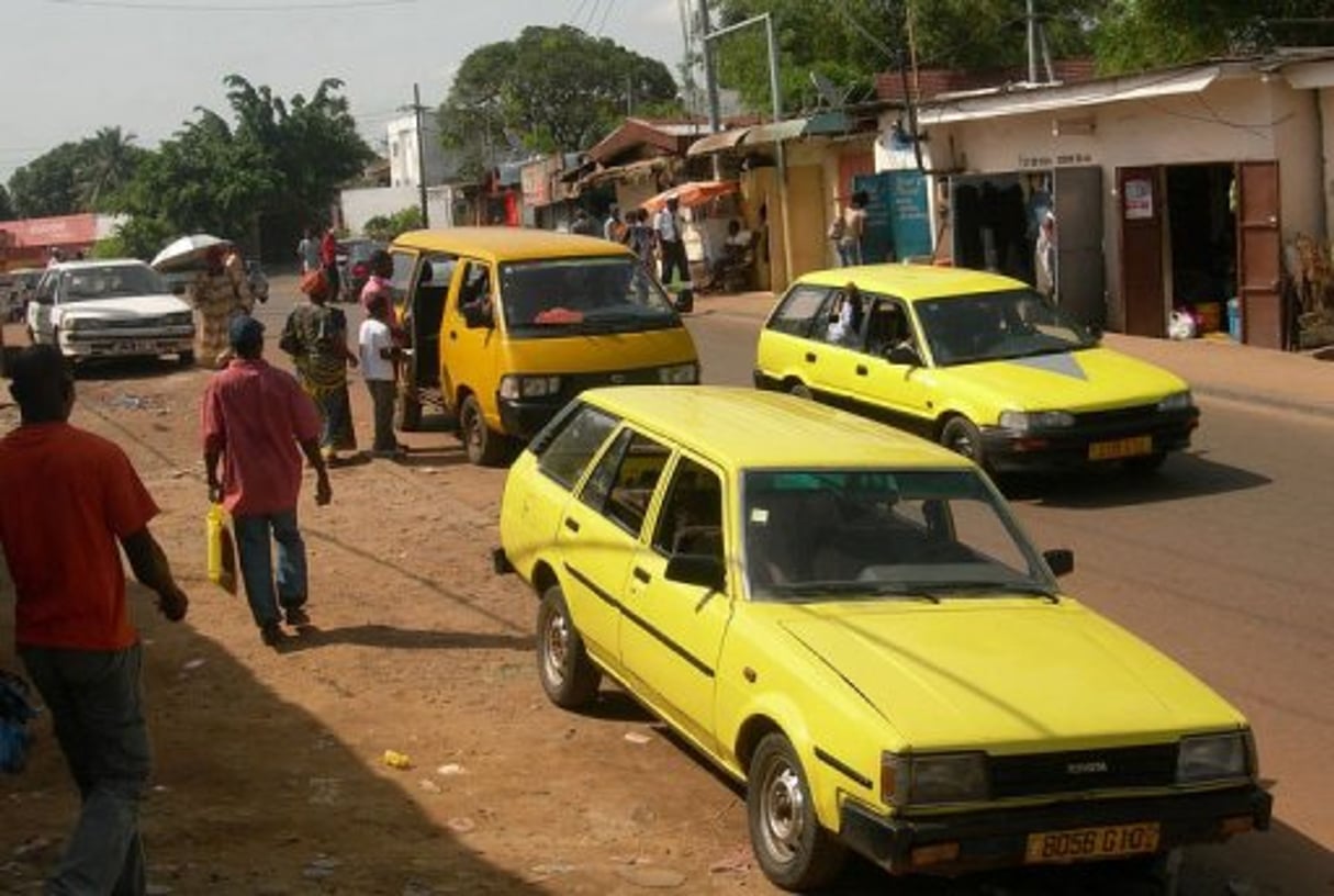 Les taxis « clandos » de Libreville bientôt tous en jaunes « comme à New York » © AFP