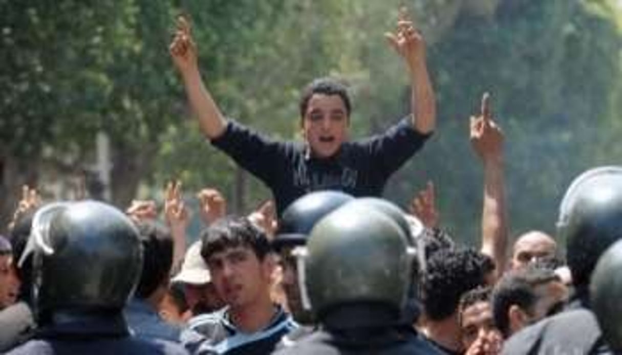 Des manifestants tunisiens face aux forces de l’ordre, le 6 mai 2011 dans le centre de Tunis. © Fethi Belaid / AFP