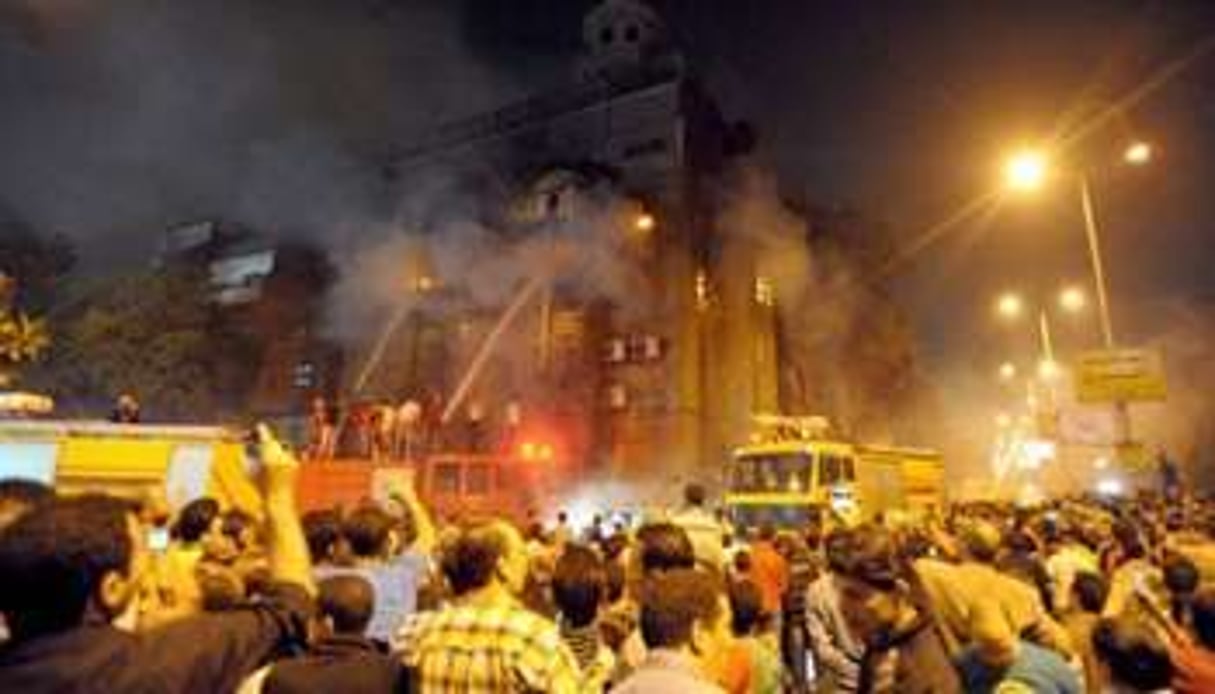 Les pompiers s’emploient à éteindre l’incendie d’une église au Caire, le 7 mai. © AFP