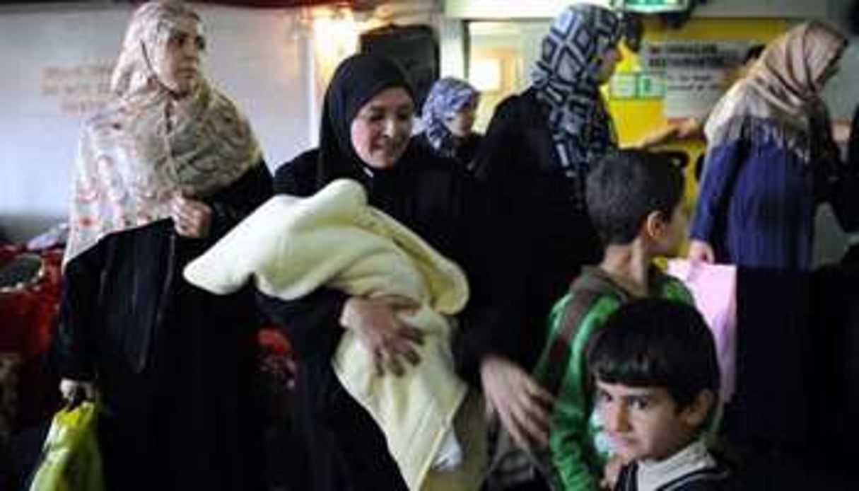 Des femmes libyennes et leurs enfants évacués de la ville assiégée de Misrata, le 5 mai 2011. © AFP
