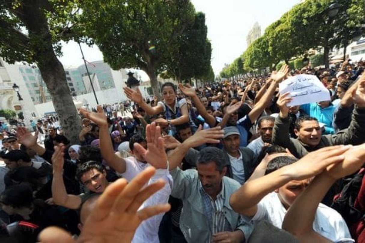 Nouvelles manifestations et regain de violence à Tunis après le couvre-feu © AFP