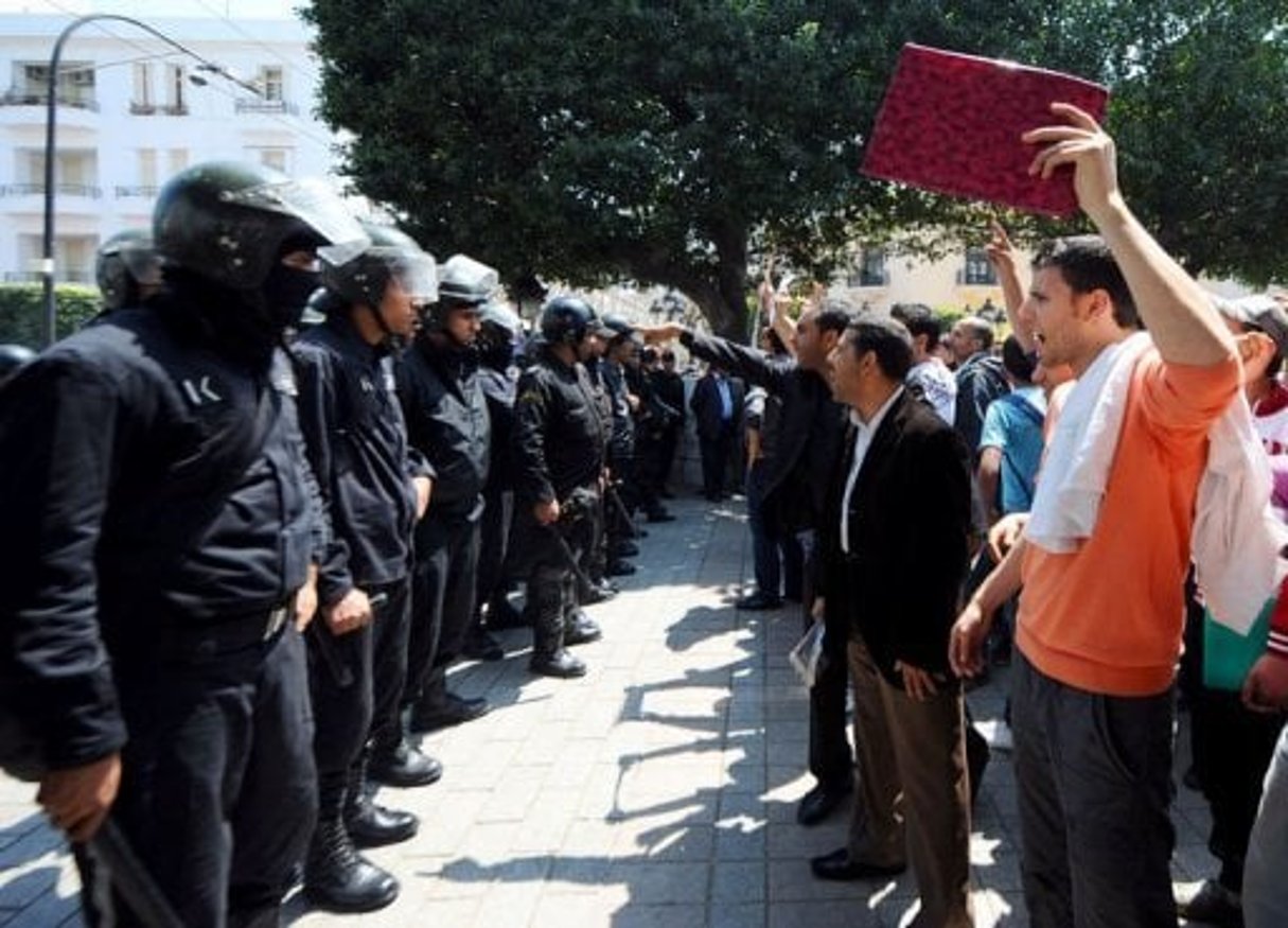 Des journalistes manifestent à Tunis pour dénoncer les brutalités policières © AFP