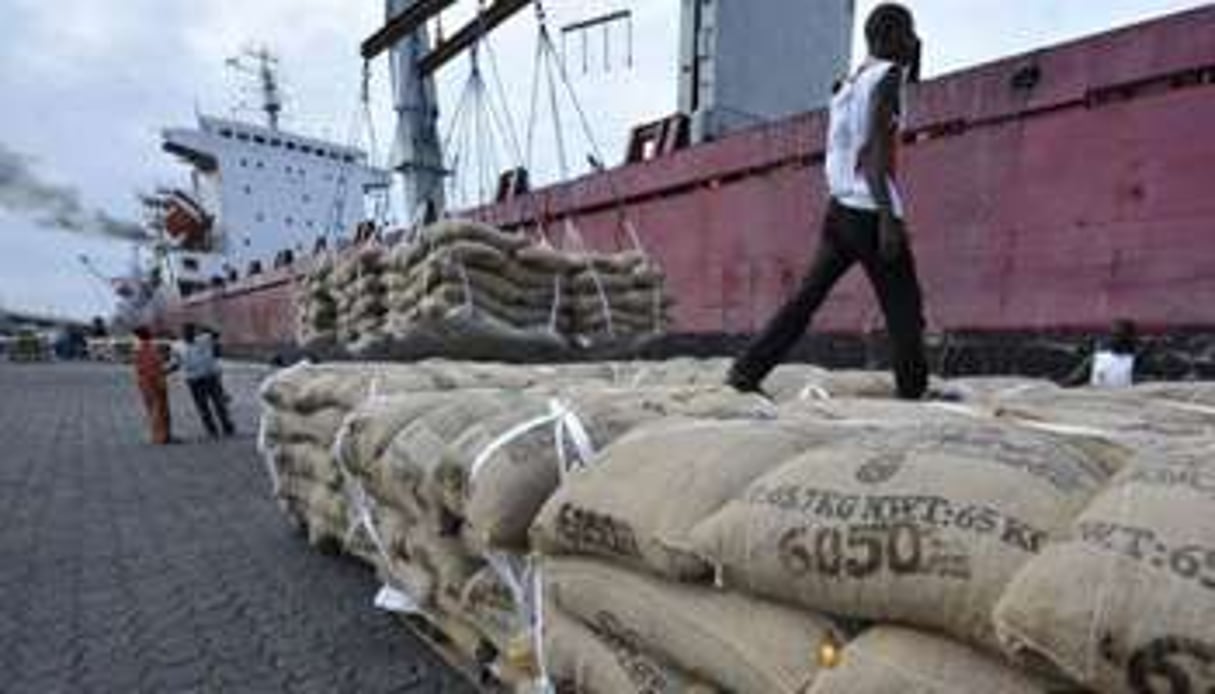 Un navire est chargé de sacs de cacao, le 10 mai 2011, dans le port d’Abidjan. © AFP
