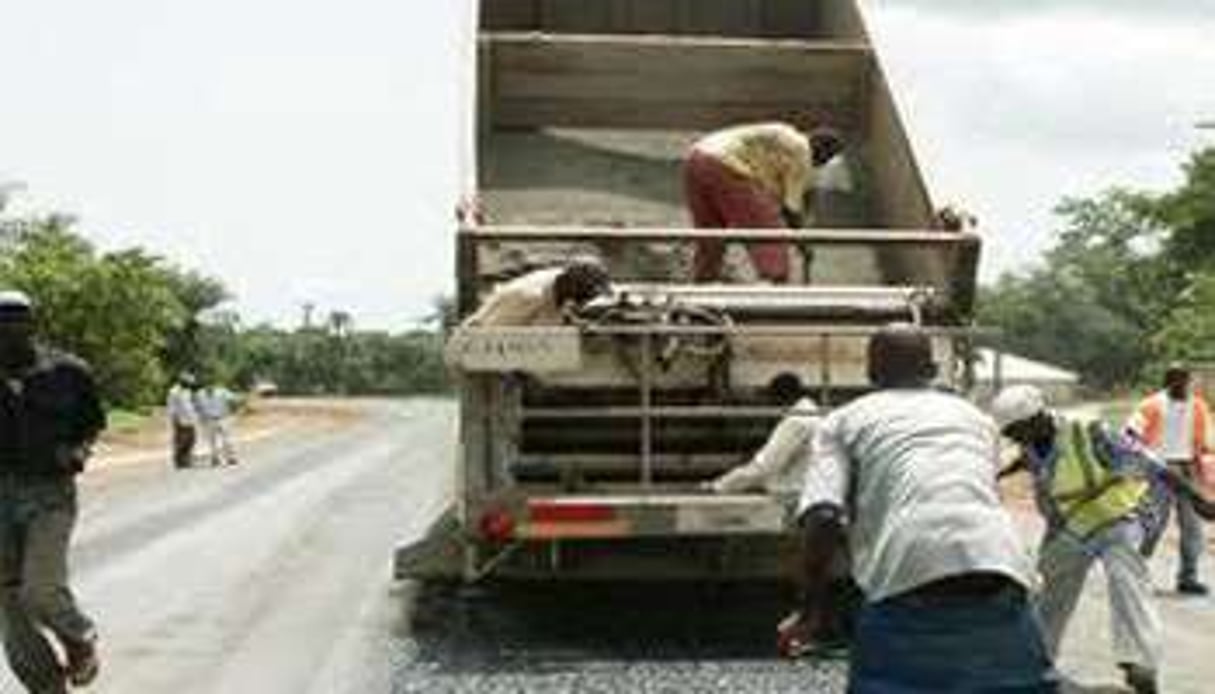 Les routes sont l’autre défi du continent. Ici au Sénégal. © AFP