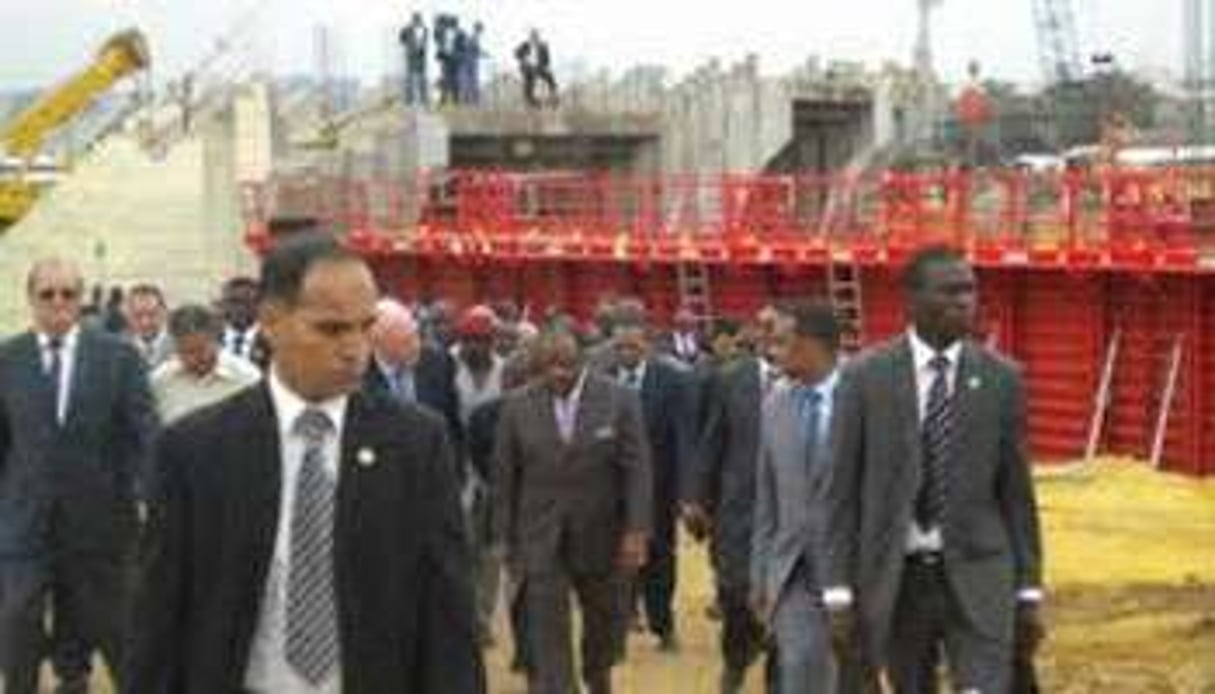 Le président Ali Bongo Ondimba lors de la visite d’un des chantiers pour la CAN 2012. © D.R.