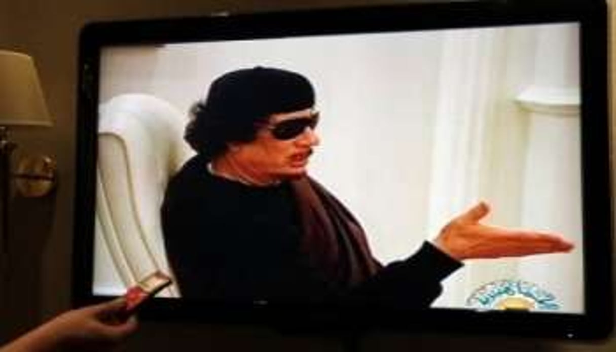 Kaddafi apparaissant à la télévision libyenne le 11 mai 2011. © AFP