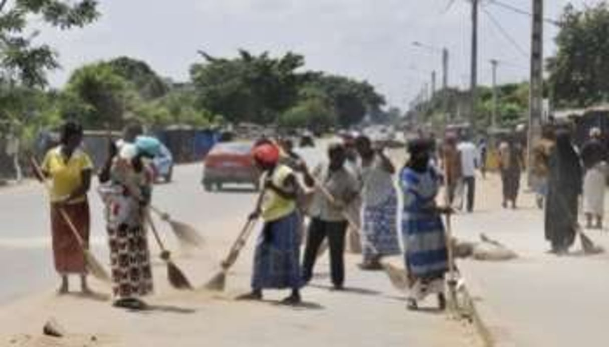 Des balayeuses s’affairent dans une rue de Yopugon à Abidjan, le 14 mai 2011. © Sia Kambou / AFP