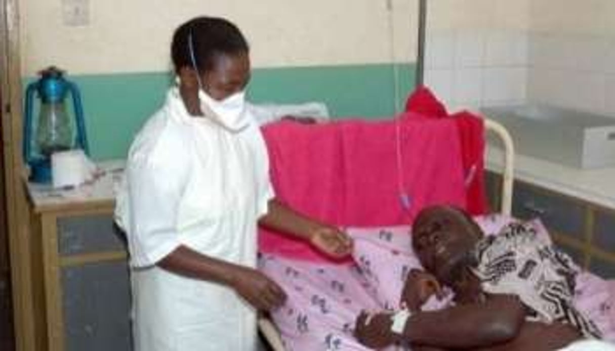 Un patient potentiellement atteint par le virus d’Ebola, le 3 décembre 2007 en Ouganda. © AFP