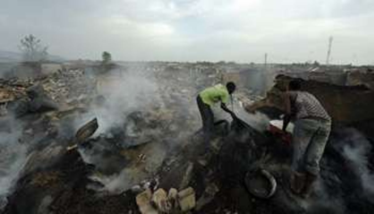 Dans les décombres du marché central de Kafanchan, incendié lors des violences postélectorales. © AFP
