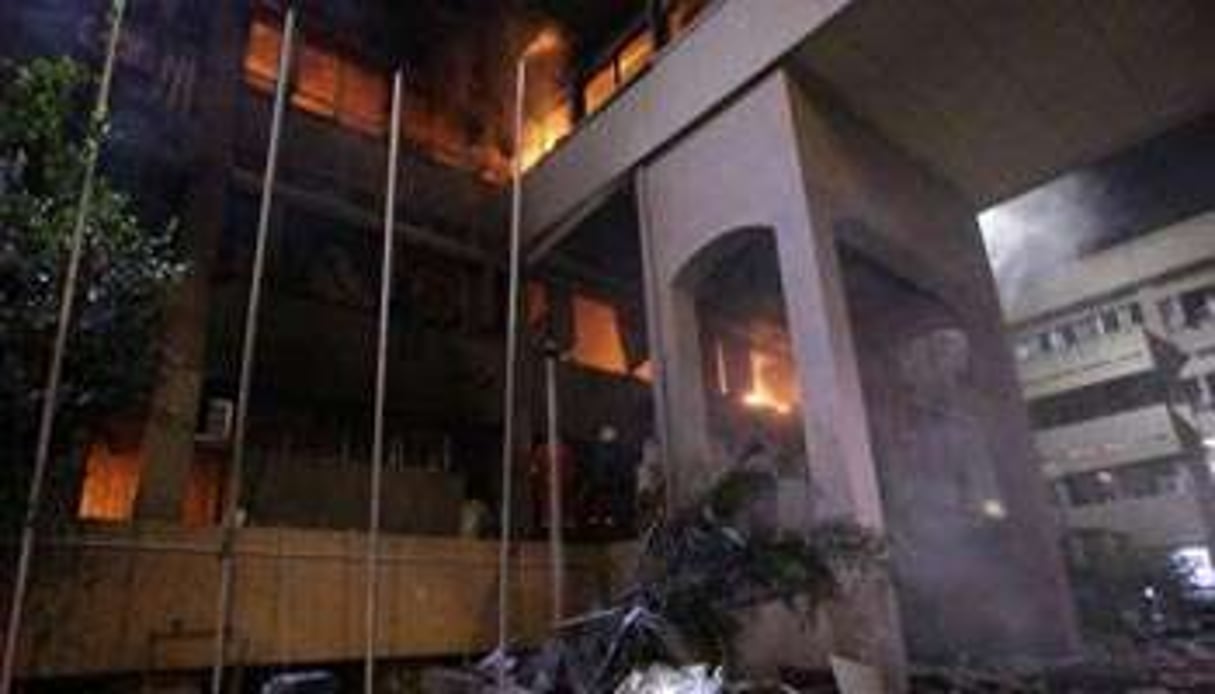 Un bâtiment en feu après des frappes de l’Otan, le 17 mai 2011 à Tripoli. © AFP