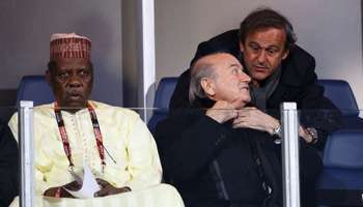 Issa Hayatou, avec « Sepp » Blatter et Michel Platini, en 2010. © Fifa