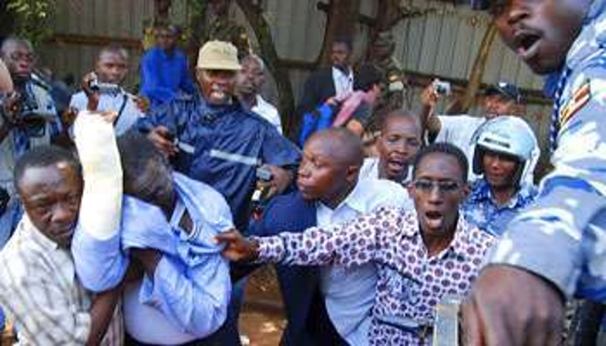 L’opposant Kizza Besigye, lors de son interpellation, le 28 avril à Kampala. © Stephen Wandera/AP/Sipa